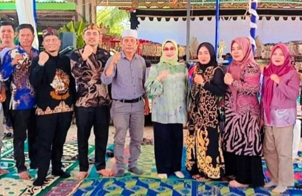 Plt Bupati Labuhanbatu Hj Ellya Rosa Siregar (tengah) saat hadir pada acara pertunjukan wayang kulit.