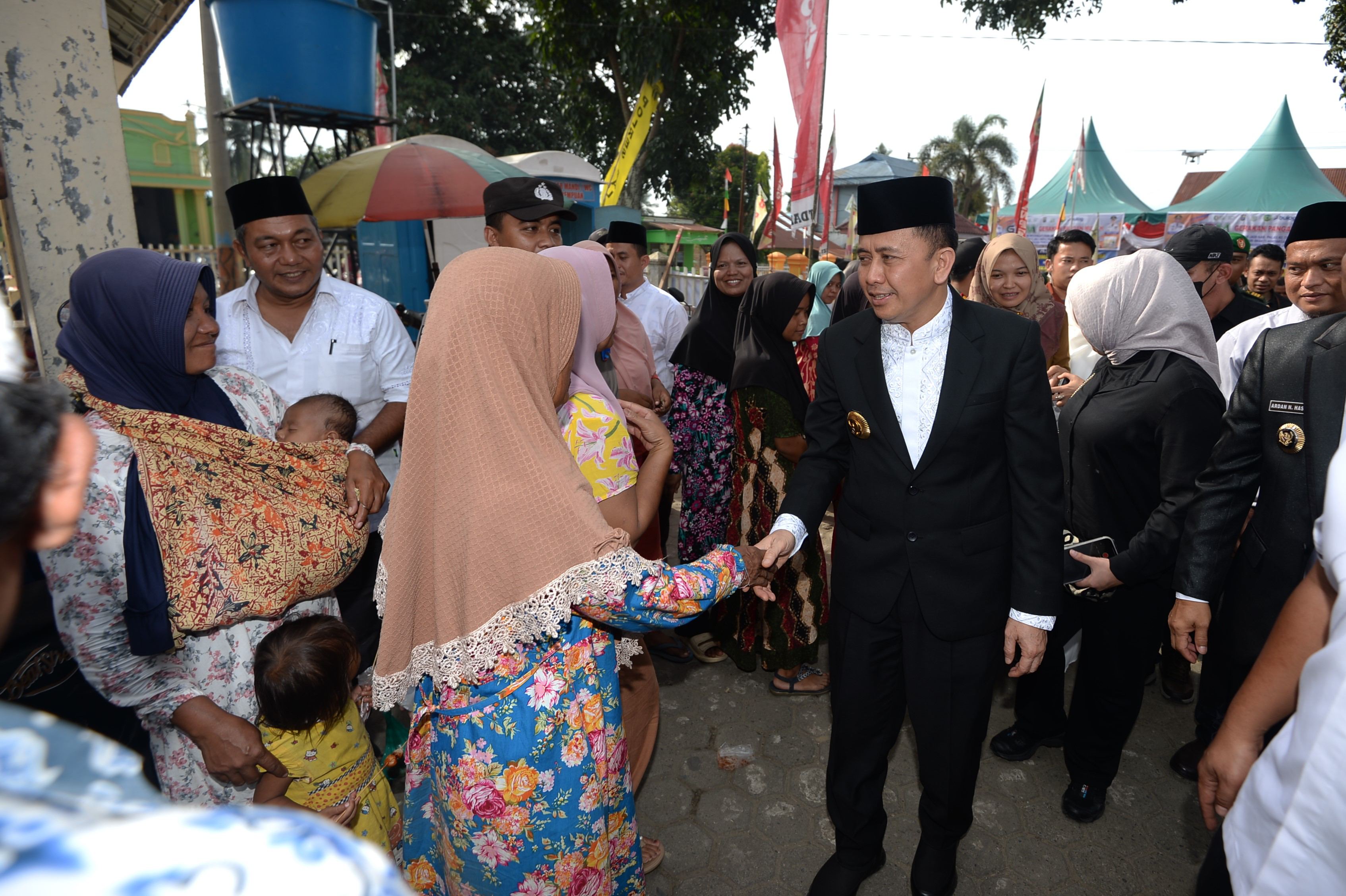 Pj. Gubsu A. Fatoni memberikan sembako kepada masyarakat pada Pasar Murah dalam rangka memperingati Hari Jadi Padanglawas Ke-17.