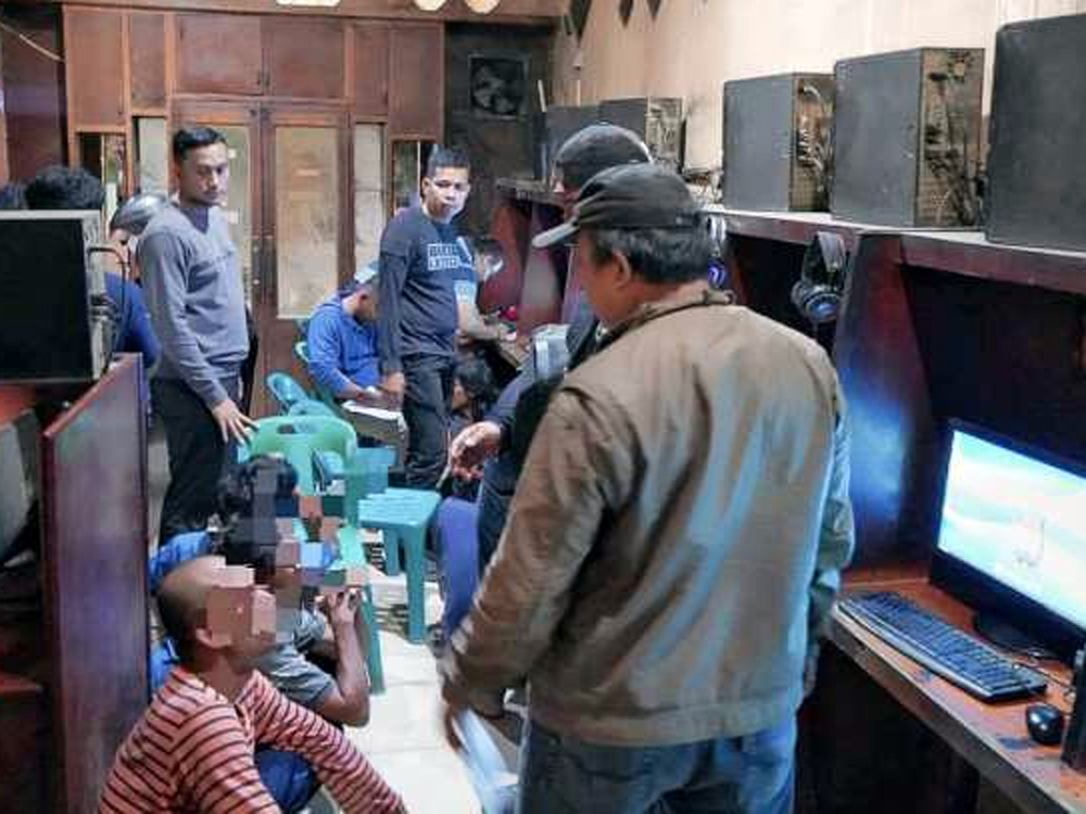 Para pemain judi online higgs domino yang diamankan dari sebuah warnet di Labuhanbatu.