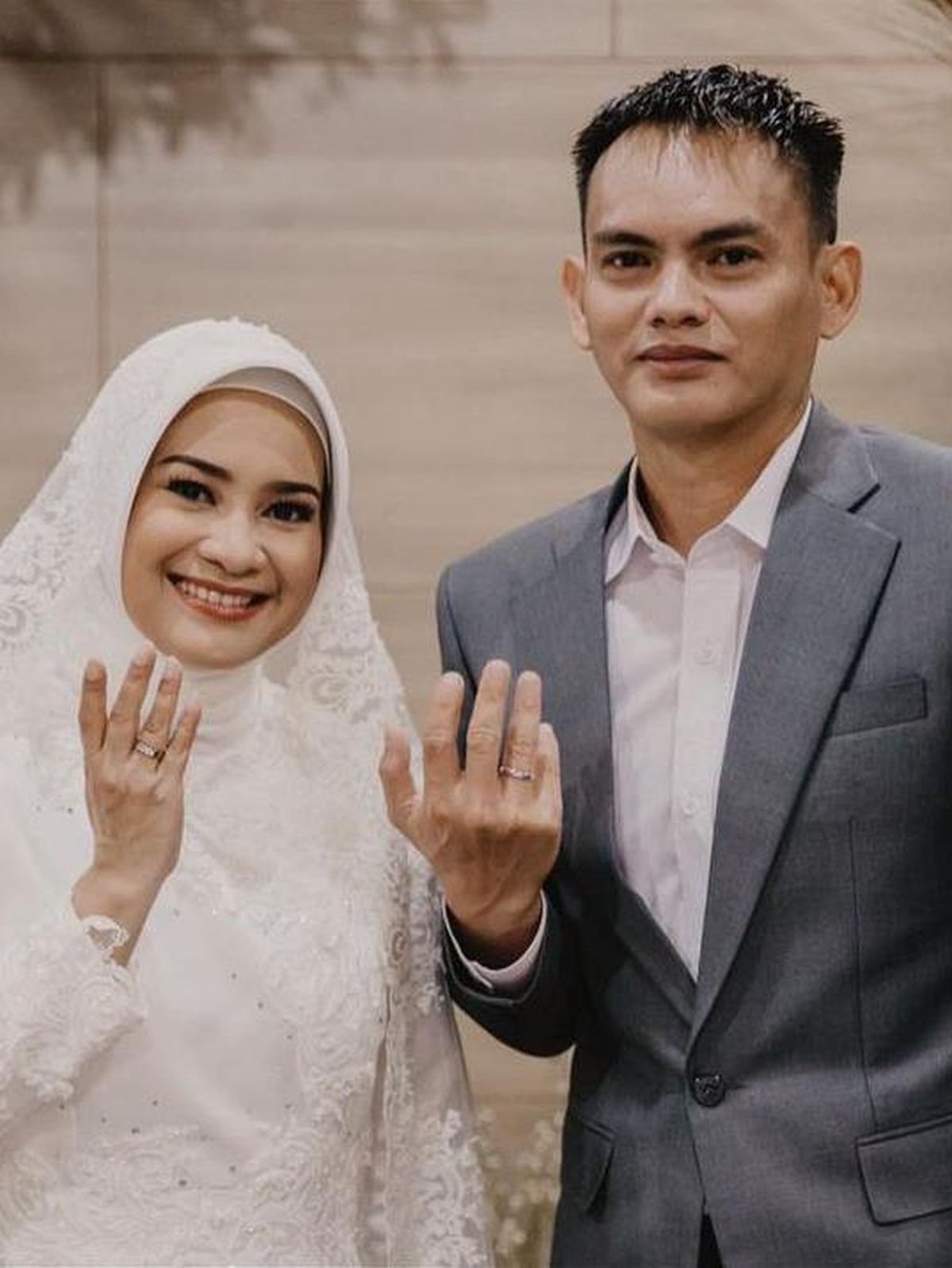 Ikke Nurjanah dan suami.