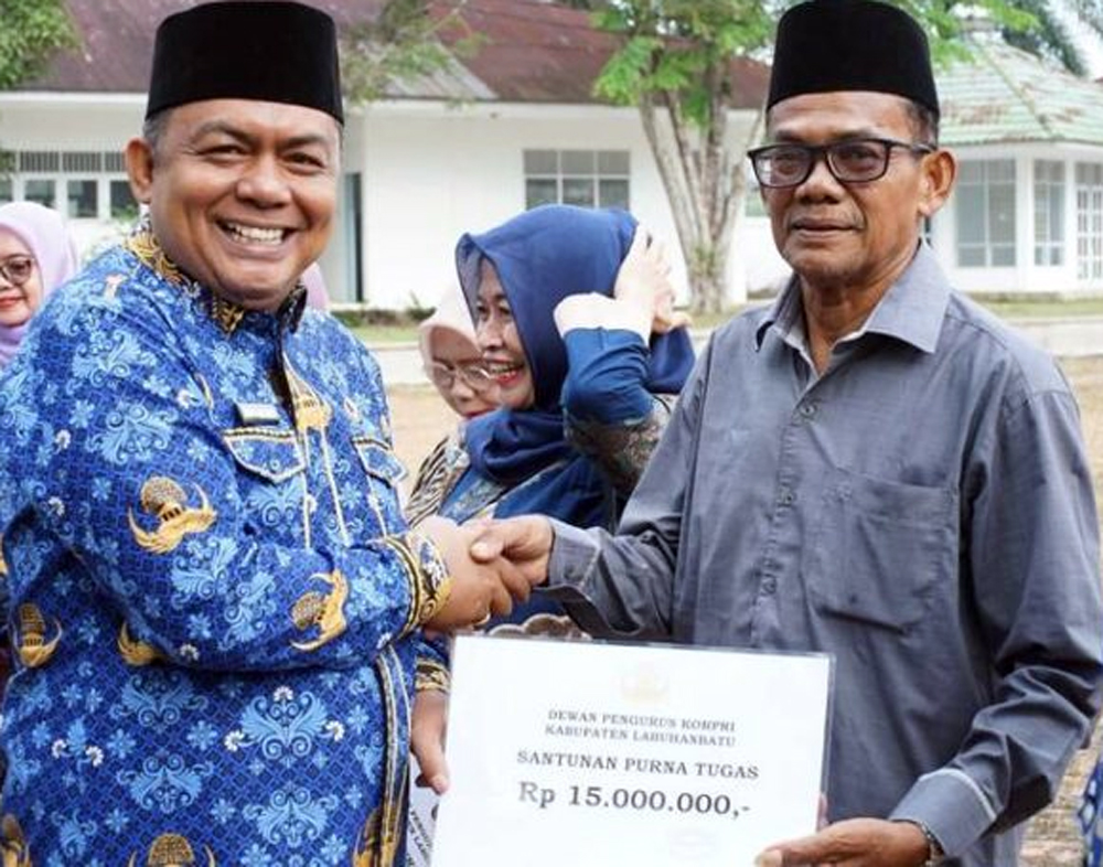 Penyerahan bingkisan untuk ASN yang purna tugas di lingkungan Pemkab Labuhanbatu.