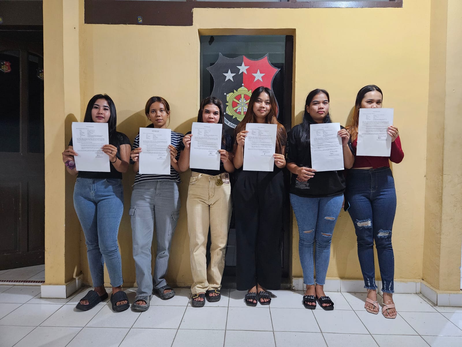 Keenam pelayan Cafe yang diamankan ke Mapolseta Tanah Jawa. (Metrodaily/Nimrod Sinaga)