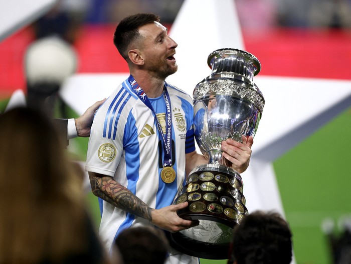 Wakil Menpora Argentina, Julio Garro dicopot dari jabatannya setelah menyuruh Lionel Messi meminta maaf soal nyanyian rasisme.