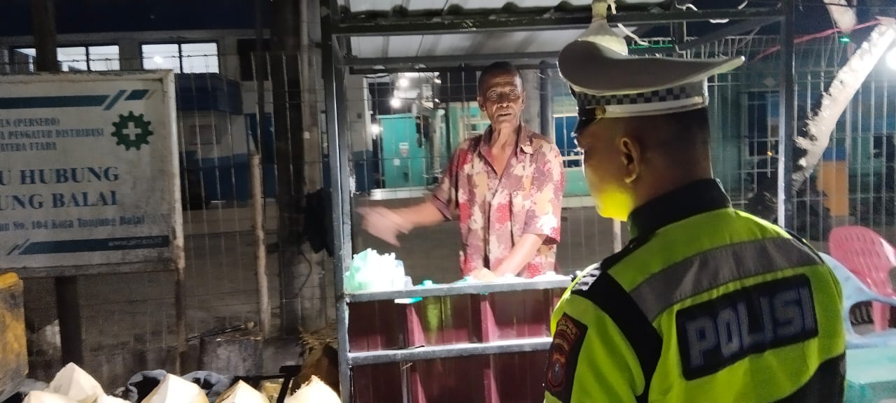 Satlantas Polres Tanjungbalai mengingatkan pedagang tidak menggunakan badan jalan.