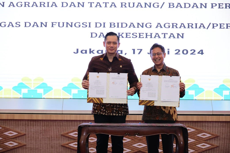 Menteri ATR/BPN Agus Harimurti Yudhoyono (AHY) bersama Menkes Budi Gunadi Sadikin laksanakan MoU tentang sinergi, tugas dan fungsi.
