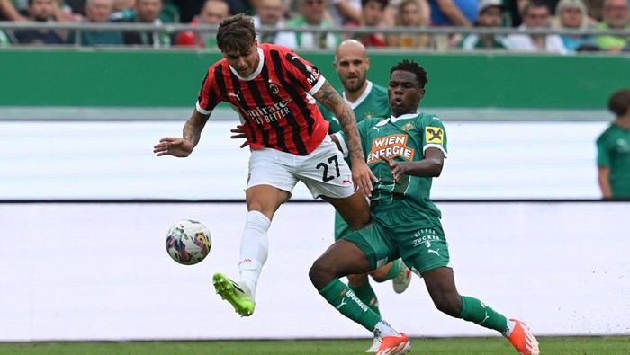 Pertandingan uji coba mempertemukan Rapid Wien vs AC Milan. Duel berlangsung di Allianz Stadion, Wina, Minggu (2172024) dini hari WIB.