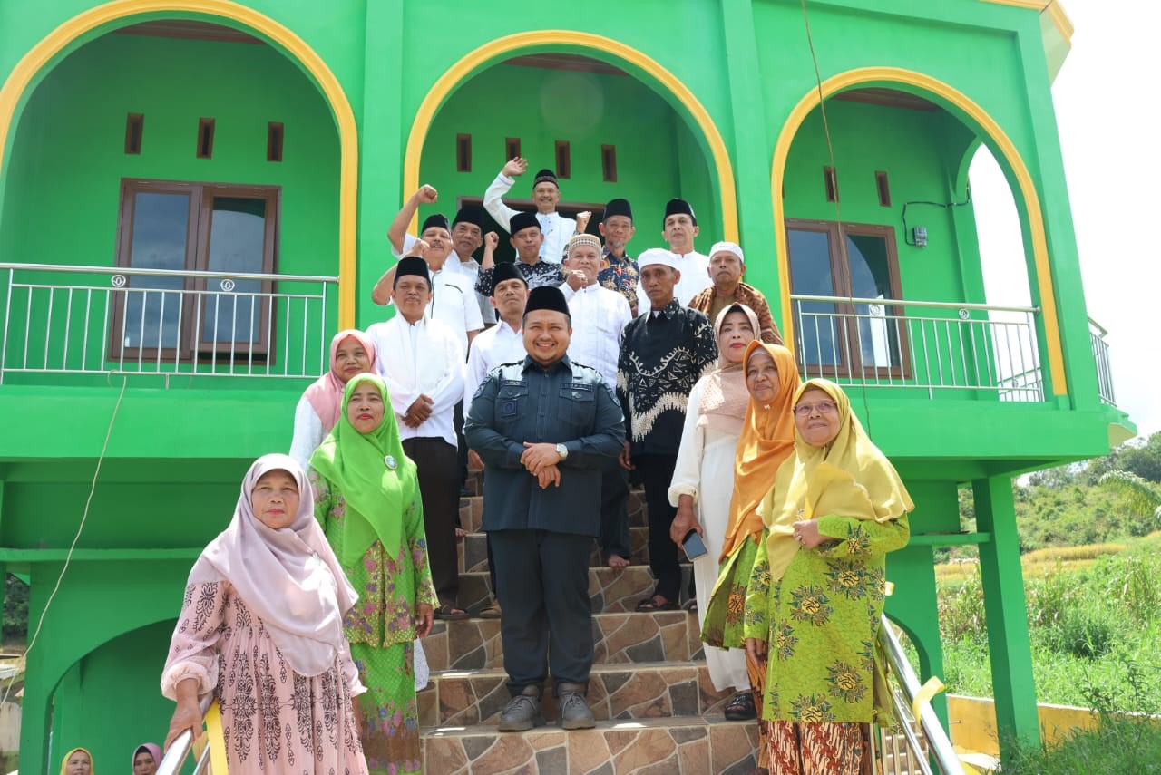 Bupati Tapsel saat meresmikan Masjid Al-Ikhlash (Aek Milas Sosopan) Dusun Hutabaru, Desa Parandolok Mardomu, Kecamatan Sipirok, Minggu (21/7).