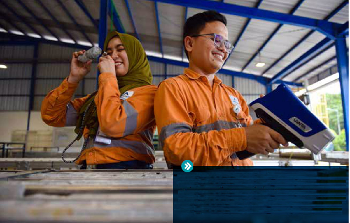 Karyawan Departemen Eksplorasi mengecek kandungan mineral di batuan contoh di fasilitas core shed.