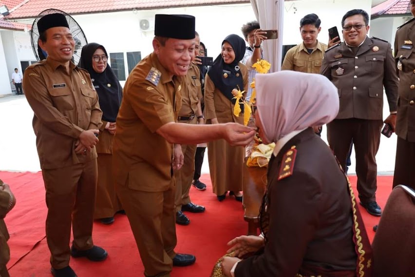 Wali Kota Tanjungbalai Waris Tholib memberikan upa-upa kepada Kajari di Hari Bhakti Adhyaksa Ke-64.