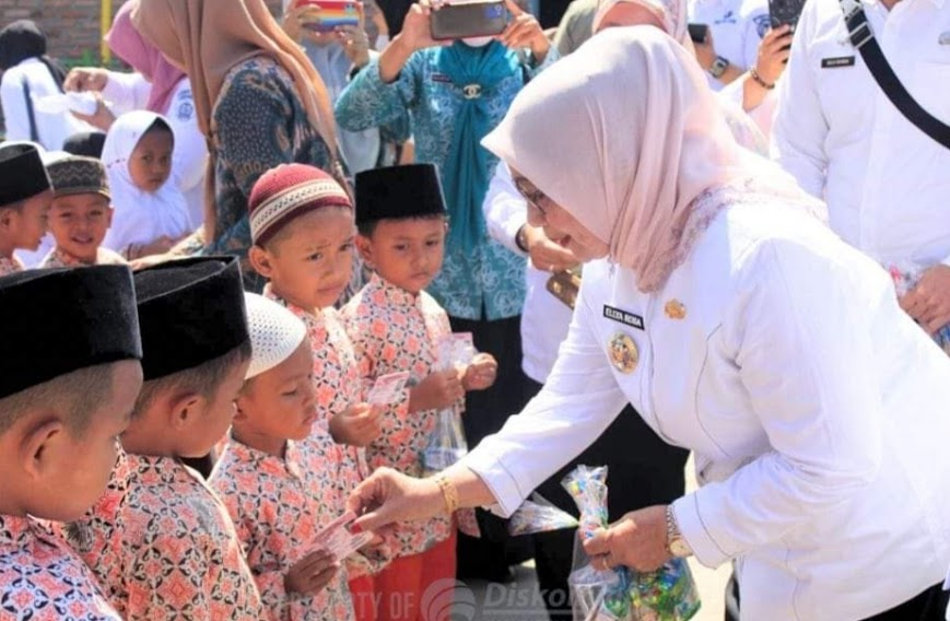 Plt Bupati Labuhanbatu Hj Ellya Rosa Siregar saat menyerahkan KIA kepada sejumlah murid TK ABBA.