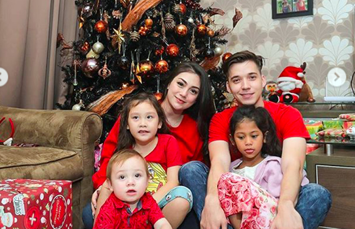 Celine Evangelista bersama Stevan dan anak-anak mereka.