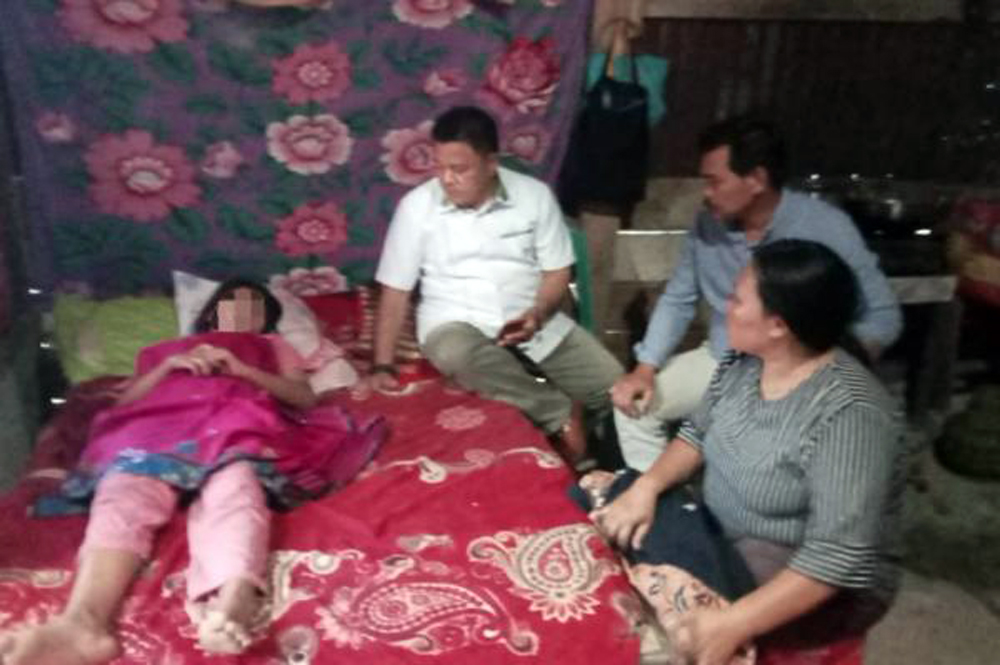 Seorang gadis SMP korban pengeroyokan oleh sekelompok orang  di Jalan Bakkara, Desa Bariba Niaek, Kecamatan Muara, Tapanuli Utara (Taput), alamat patah tulang belakang.