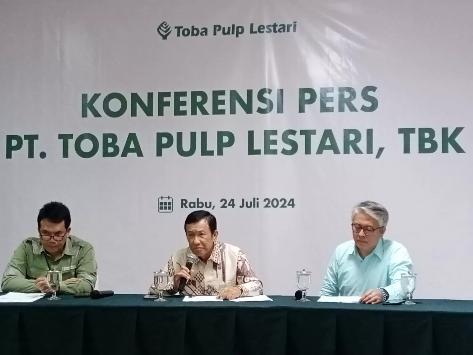 Thomson Siagian, Komisaris Independen PT TPL Tbk, memberikan keterangan kepada wartawan di Uniland.