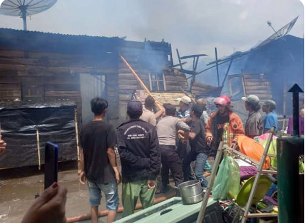 Kebakaran hebat terjadi di simpang Desa Dokan, Kecamatan Merek, Kabupaten Karo, Sumatera Utara.