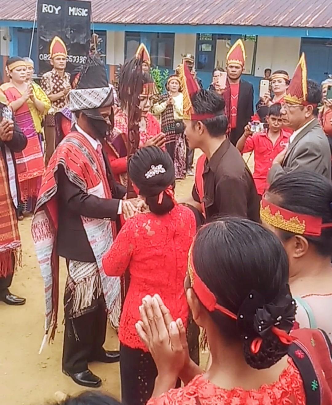 Jaenga Sipahutar sebagai Raja Ni Huta Masundung menerima Tungkot Tunggal Panaluan dari keturunan tertua.