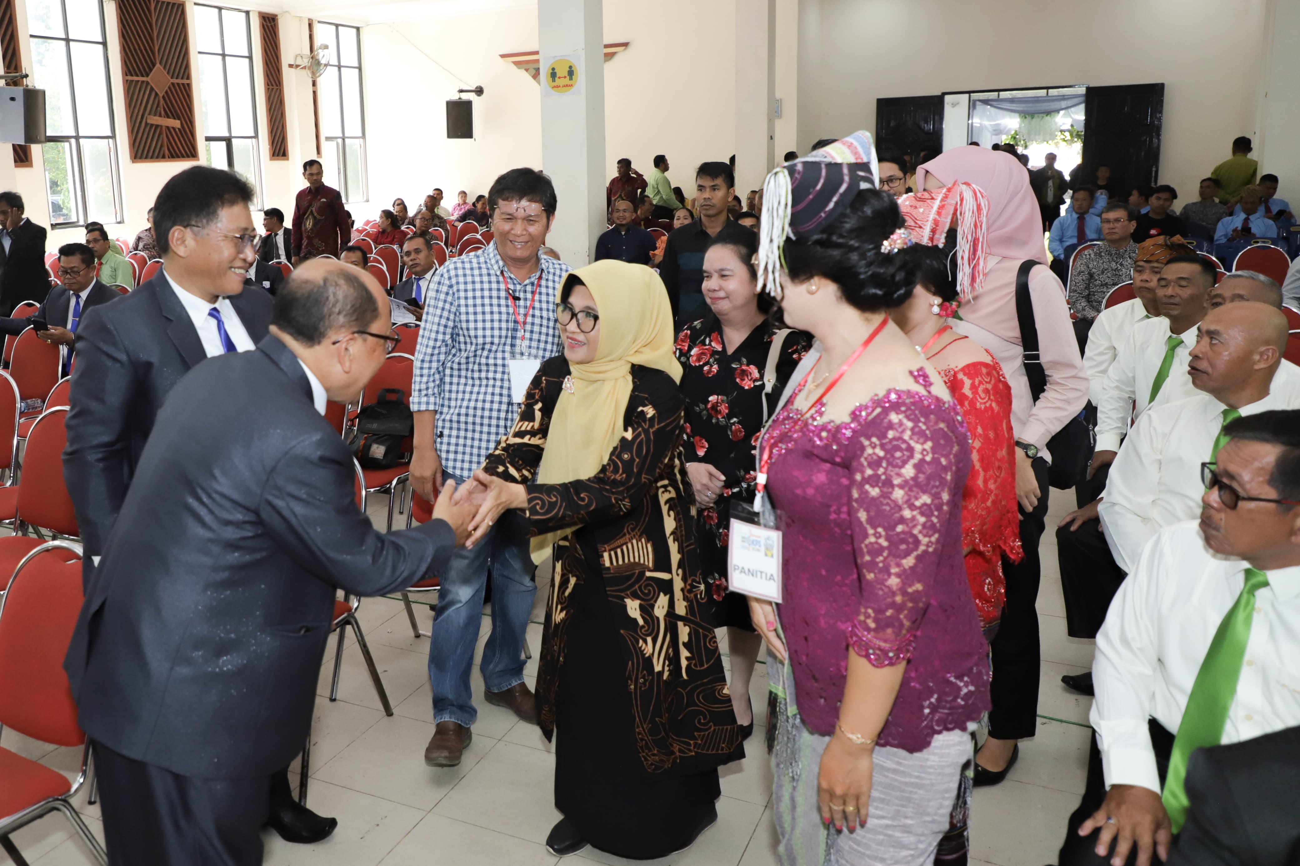 Wali Kota Pematangsiantar dr Susanti Dewayani disambut panitia Pesta Paduan Suara Bapa GKPS se-Distrik 1.