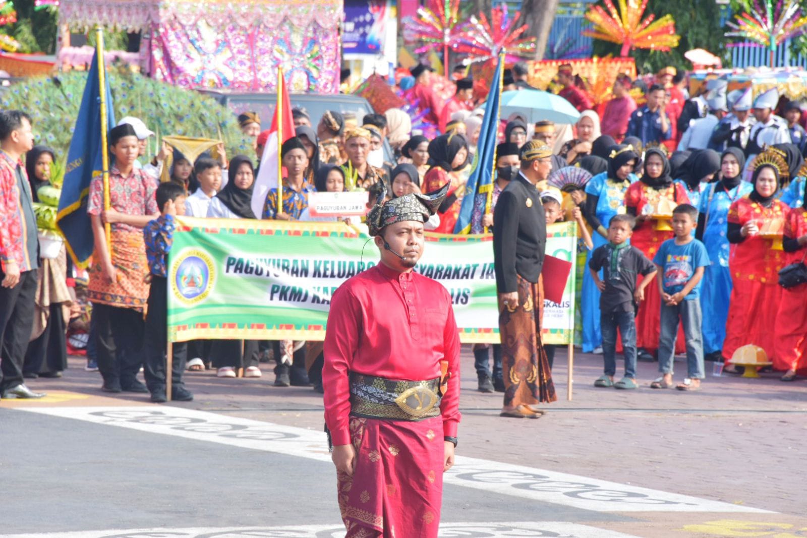 Wakil Bupati H. Bagus Santoso memimpin apel sempena peringatan Hari Jadi ke-512 Bengkalis sekaligus melepas peserta pawai Karnaval Budaya Pesona Negeri Junjungan, di lapangan Tugu Bengkalis, Senin.