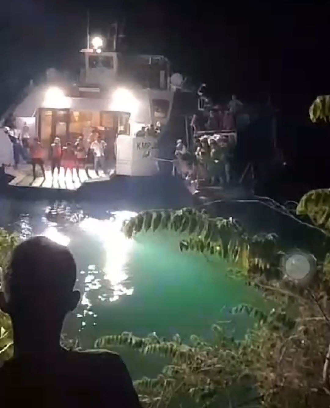 Evakuasi korban tewas dalam peristiwa mobil terjun bebas masuk perairan Danau Toba, di Pelabuhan Tongging, Karo, Rabu (31/7/2024).