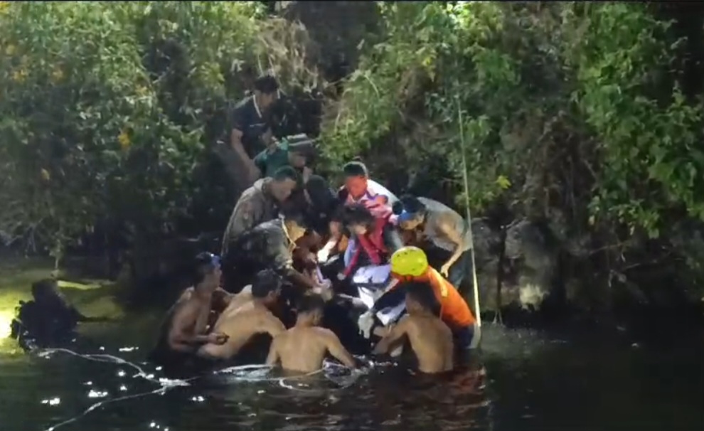 Tim SAR mengevakuasi pengemudi Innova yang terjun ke Danau Toba di sekitar Pantai Sukacita Desa Tongging Kecamatan Merek Kabupaten Karo, Rabu (31/7/2024).
