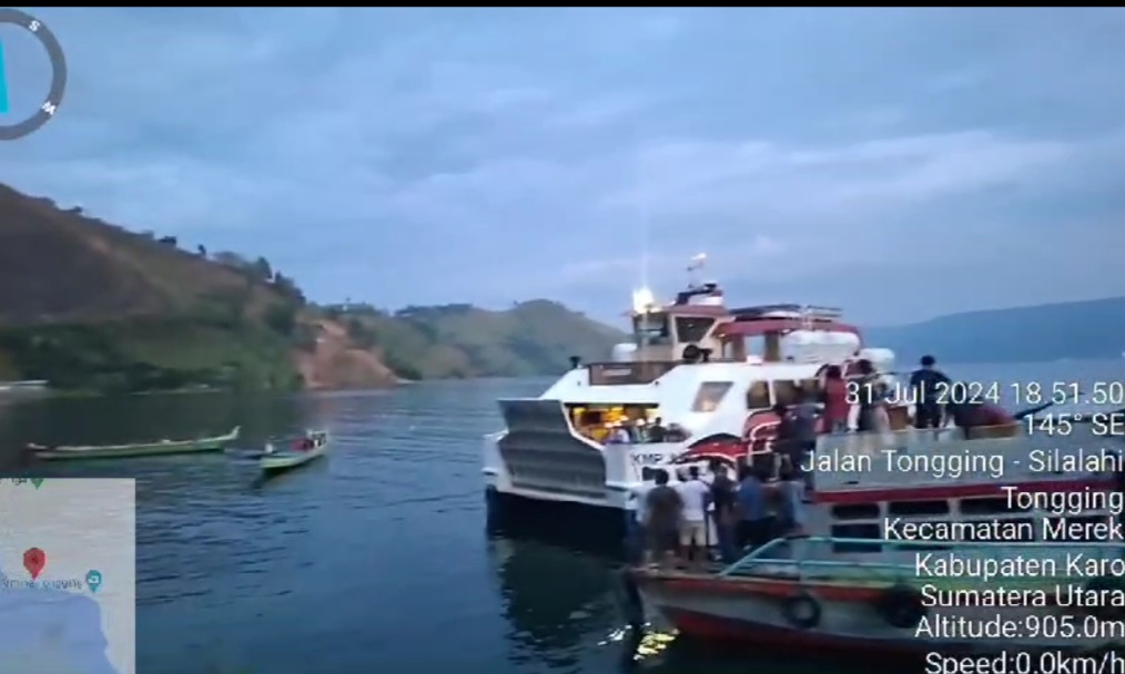 KMP Jurung-jurung datang ke lokasi kejadian untuk membantu proses evakuasi korban terjun bebas ke Danau Toba.