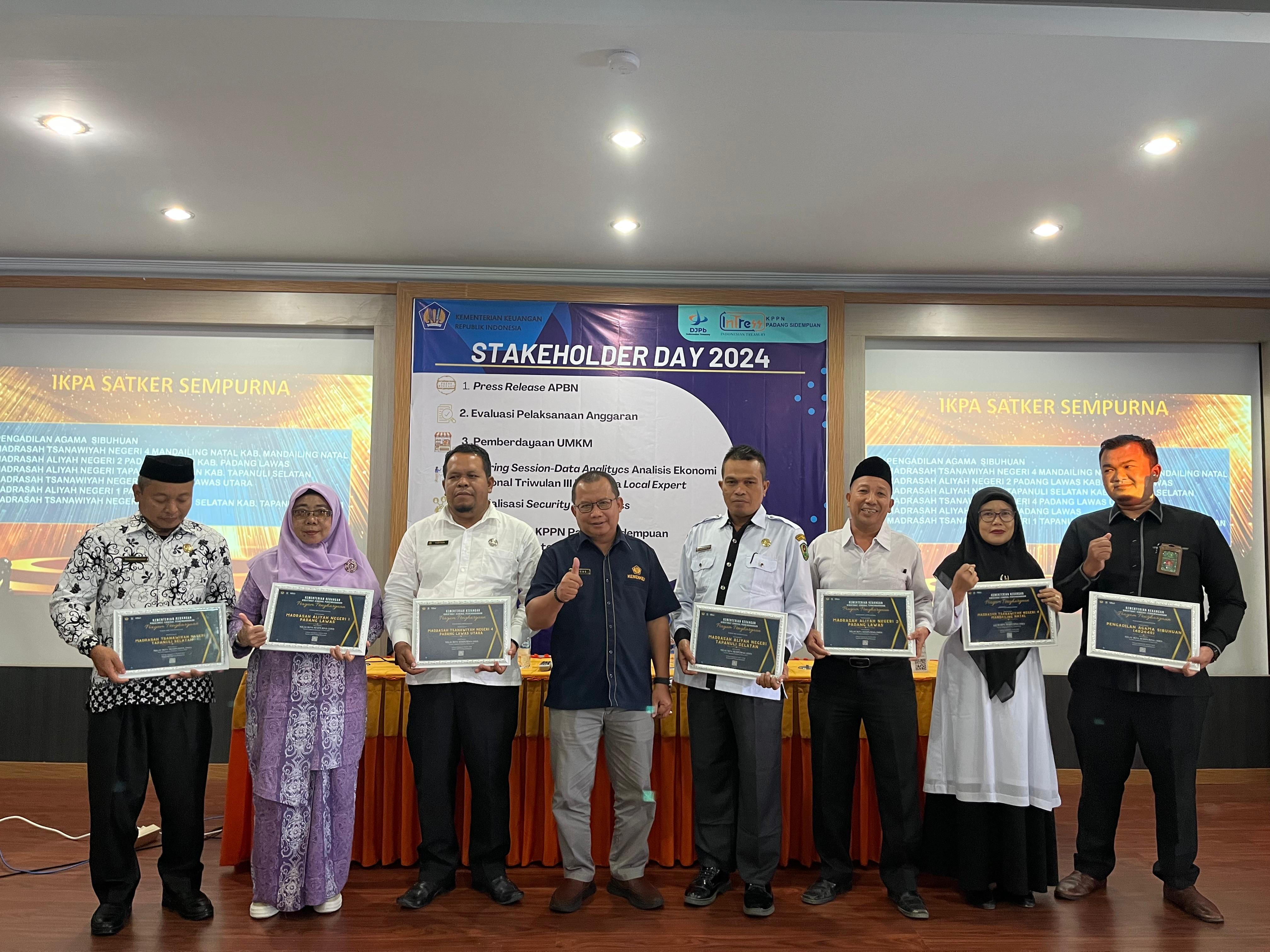 Kepala KPPN Psp IENG serahkan Award kepada 21 satker capaian IKPA dan KPA teladan Semester I Tahun 2024 di Lingkup KPPN Psp.