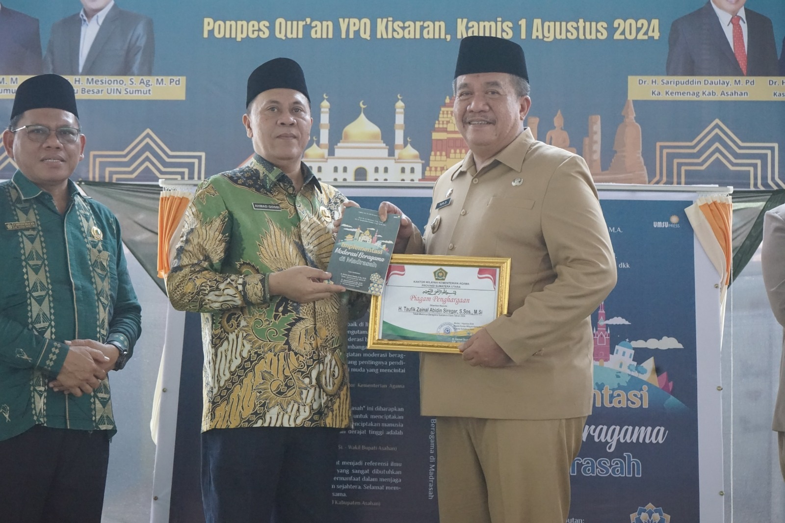 Wabup Asahan hadiri peluncuran buku di Ponpres YP Kisaran. (Istimewa)