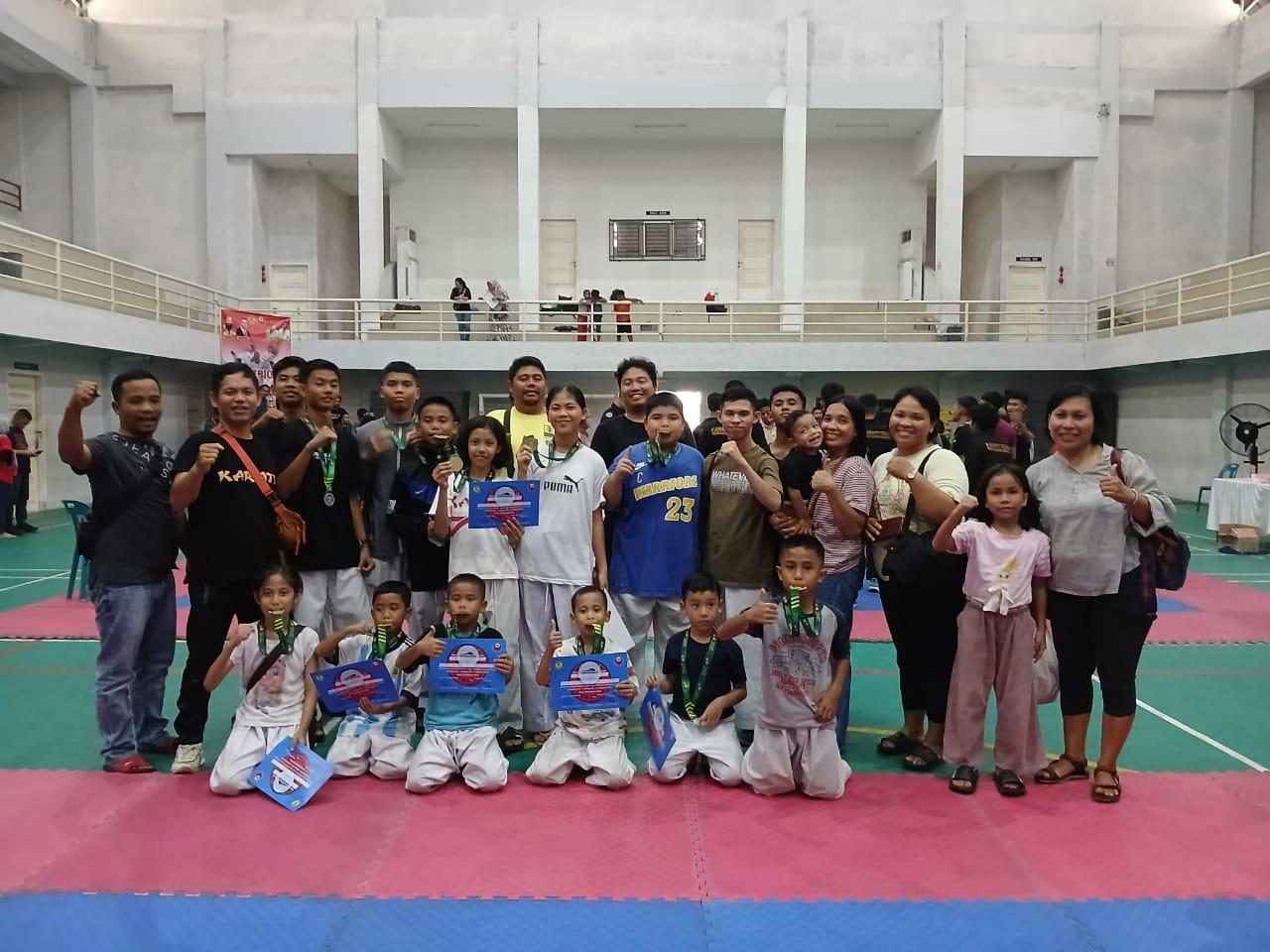 Pelatih Inkado Sibolga, Thomson Pasaribu foto bersama dengan peraih 8 medali emas, 2 perak dan 2 perunggu usai mengikuti Kejurda Sumut.