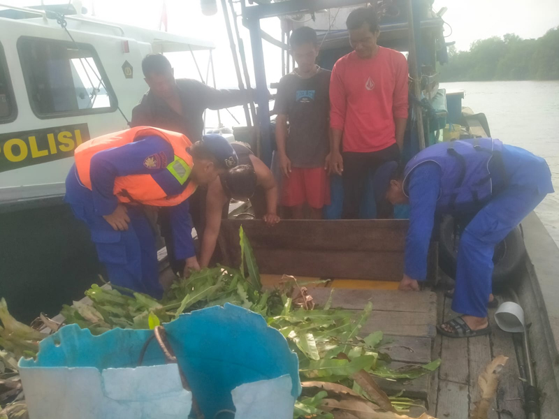Pemeriksaan kapal tanpa nama yang memasuki perairan Tanjungbalai.