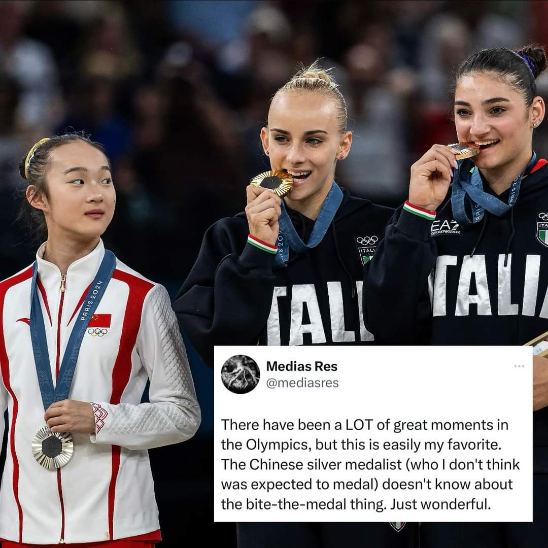 Zhou Yaqin melihat gadis lain menggigit medali.