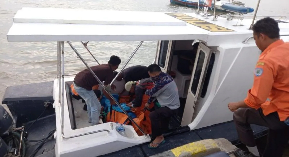 Satpol Airud Polres Labuhanbatu, Rabu, 7 Agustus 2024 dan dibantu masyarakat nelayan mengevakuasi nelayan pencari tiram yang meninggal dunia.