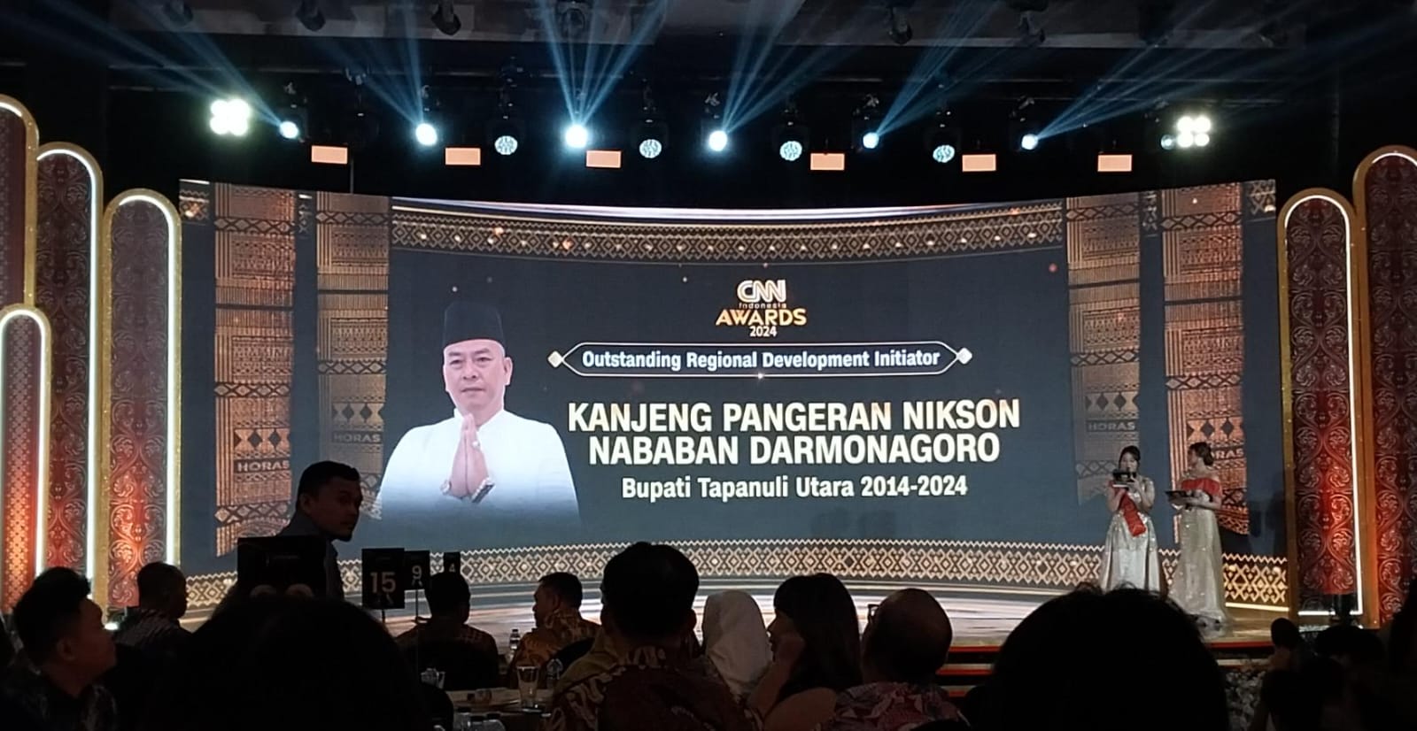Suasana malam CNN Awards 2024 di JW Marriott Hotel, Medan, Jumat (9/8). Bupati Taput 2014-2024, Nikson Nababan menjadi salah satu penerima awards dalam ajang tersebut.