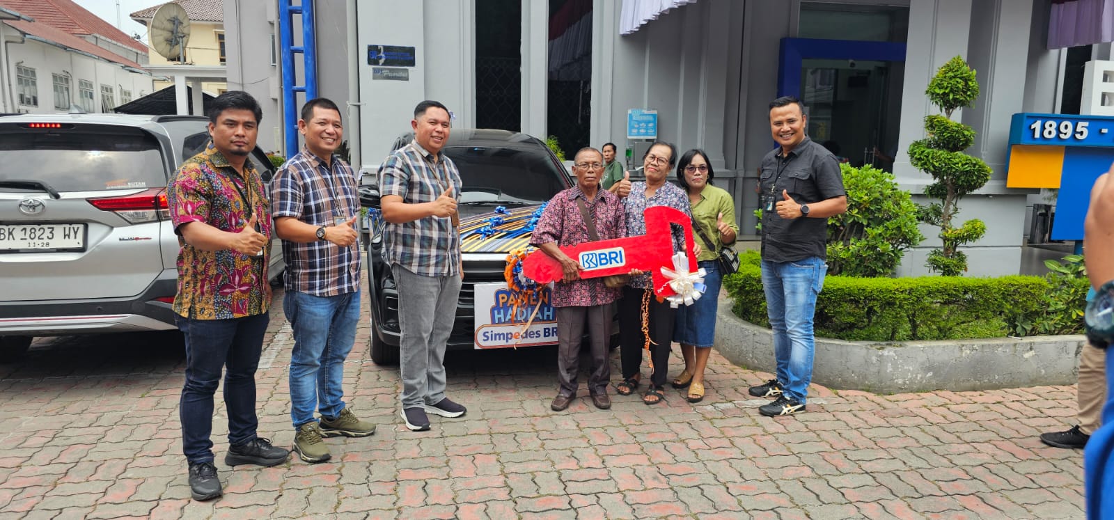 Pemimpin Cabang BRI Pematang Siantar, Yanri Eka Putra, didampingi Manajer Bisnis Mikro, Abraham Isnan Sirait dan Roni Sembiring, menyerahkan hadiah mobil di Kantor BRI Kacab Pematangsiantar, Jumat (7/