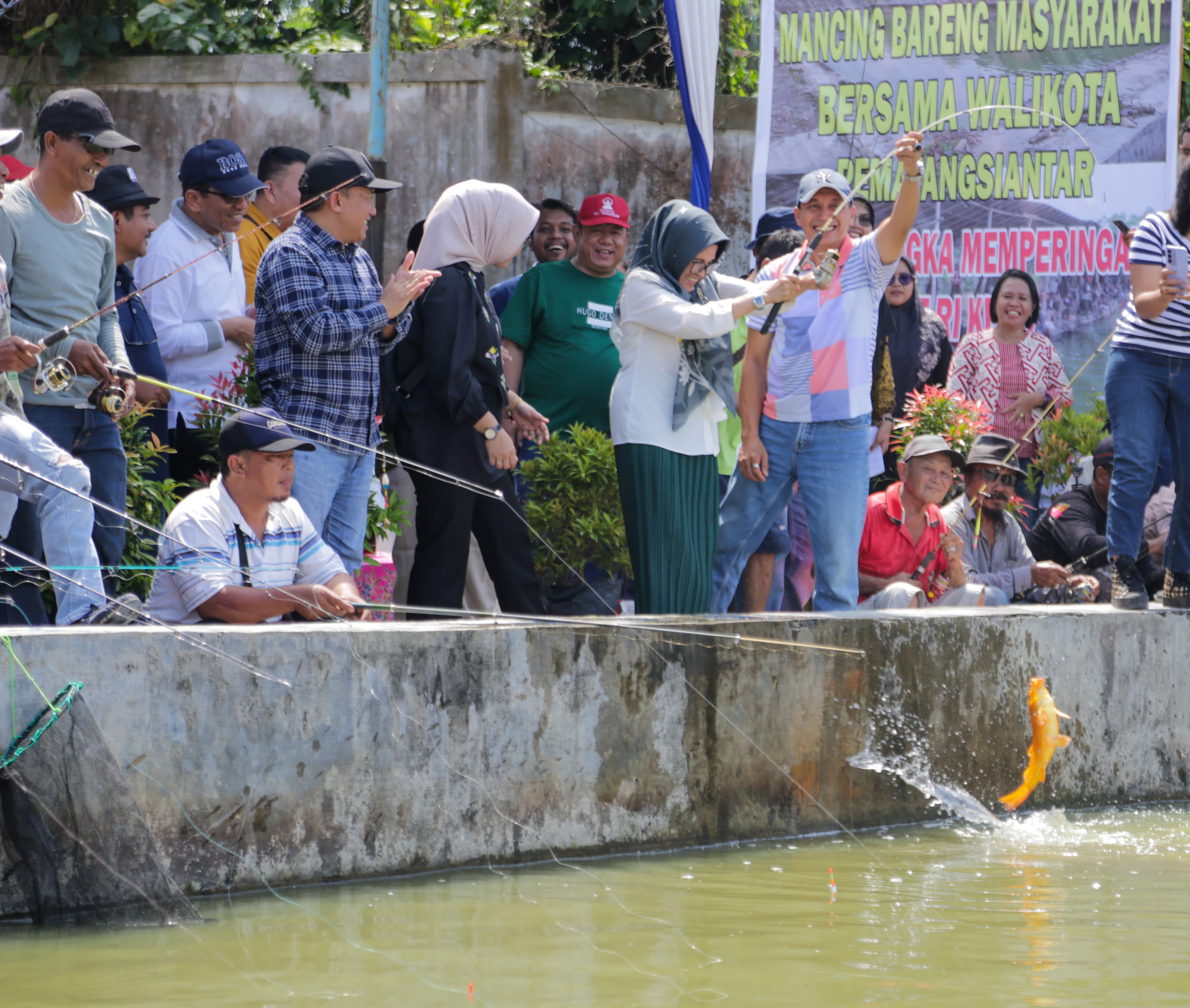 Wali Kota Pematangsiantar mendapat ikan mas besar saat membuka lomba memancing.