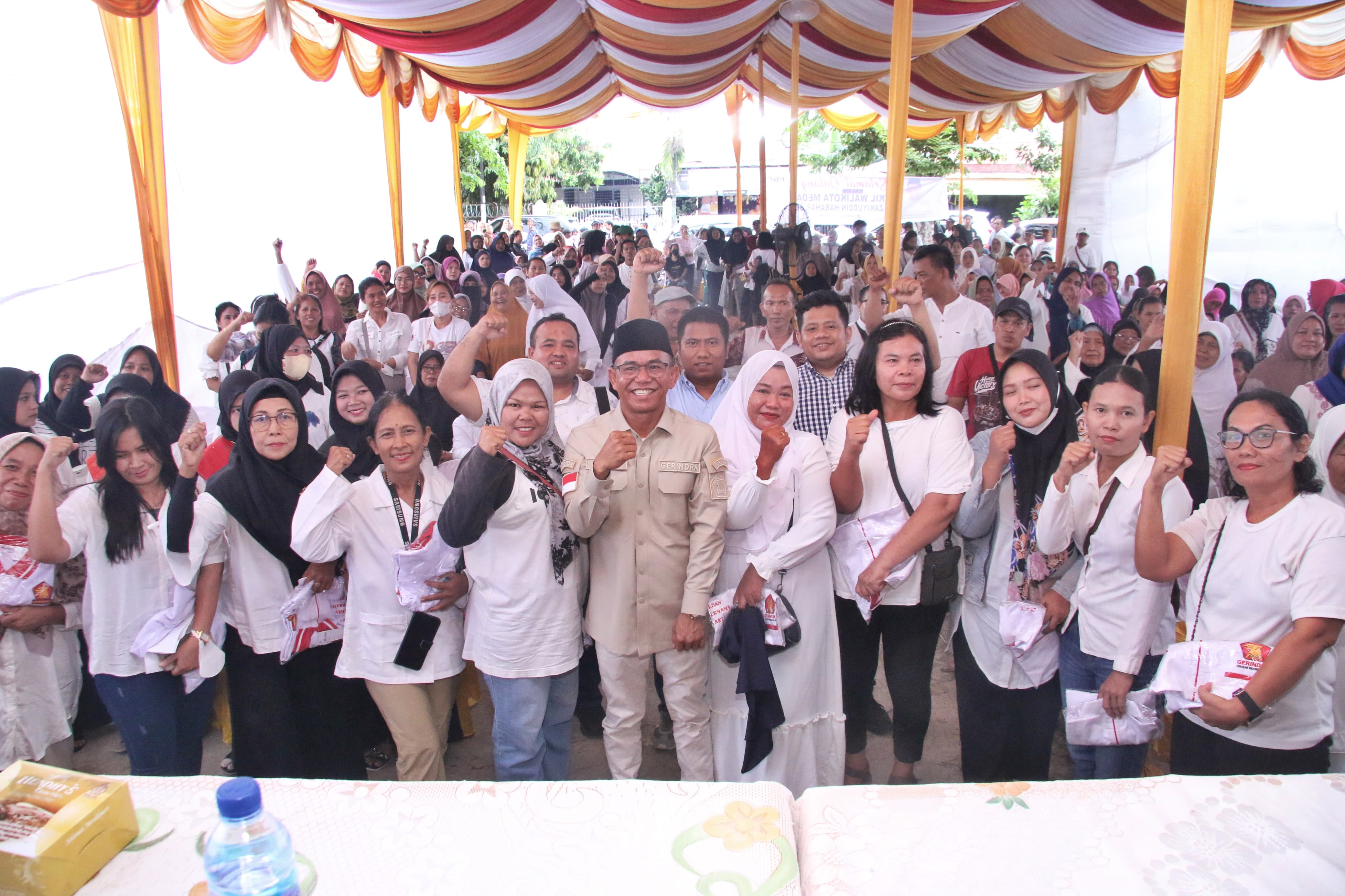 Zakiyuddin Harahap diabadikan bersama ibu-ibu usai temu ramah di Jalan Selamat Pulau, Timbang Deli, Medan Amplas, Sabtu, 10 Agustus 2024