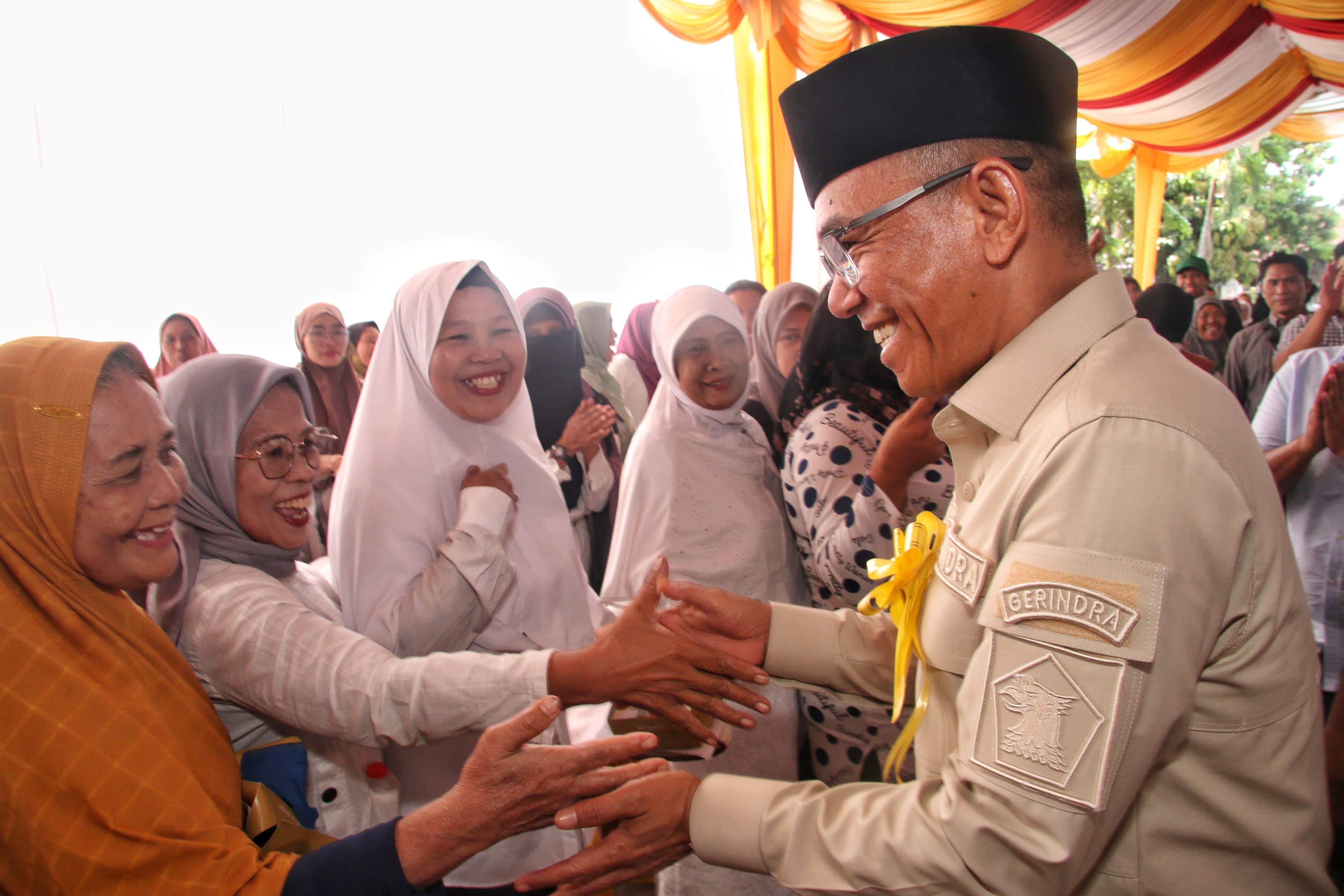 Bacalon Wakil Wali Kota Medan, Zakiyuddin Harahap bersalaman dengan ibu-ibu usai temu ramah di Jalan Selamat Pulau, Medan Amplas, Sabtu, 10 Agustus 2024