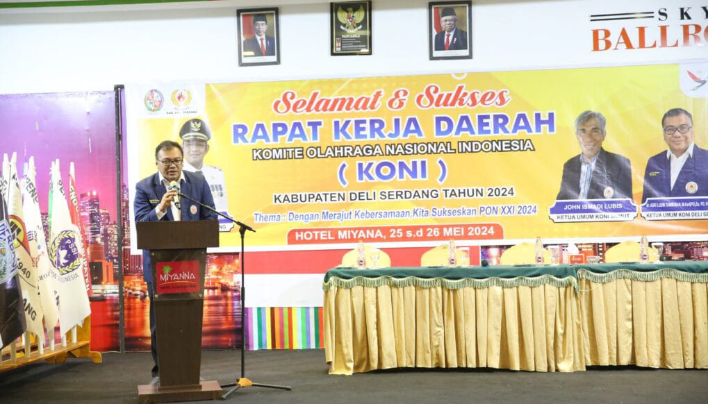 Ketua KONI Deli Serdang, dr Asri Ludin Tambunan saat memberi arahan dalam  Rakerda KONI Deli Serdang di Hotel Miyana, Deli Serdang beberapa waktu lalu.