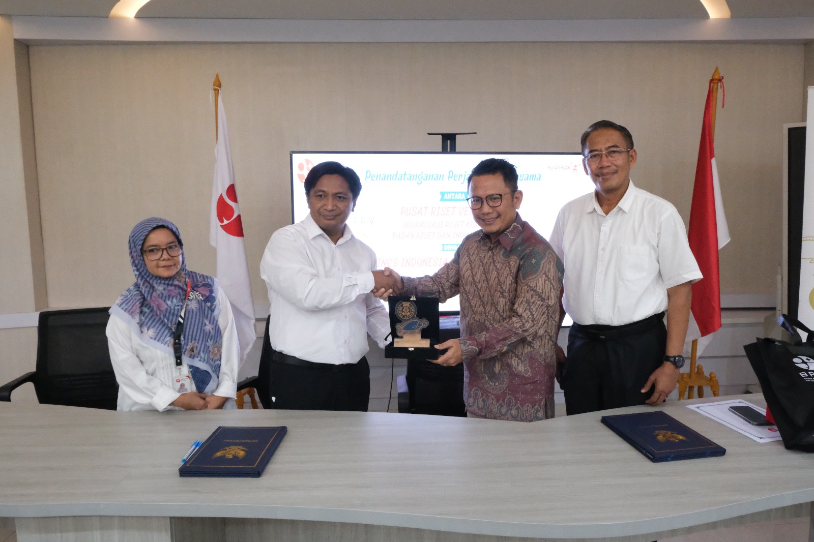 Penandatanganan ini dilakukan oleh Harimurti Nuradji, DVM, Ph.D., Kepala Pusat Riset Veteriner BRIN, dan Sony Sitorus, Direktur Regal Springs Indonesia, di Gedung Indraja, PRV-BRIN, Bogor.