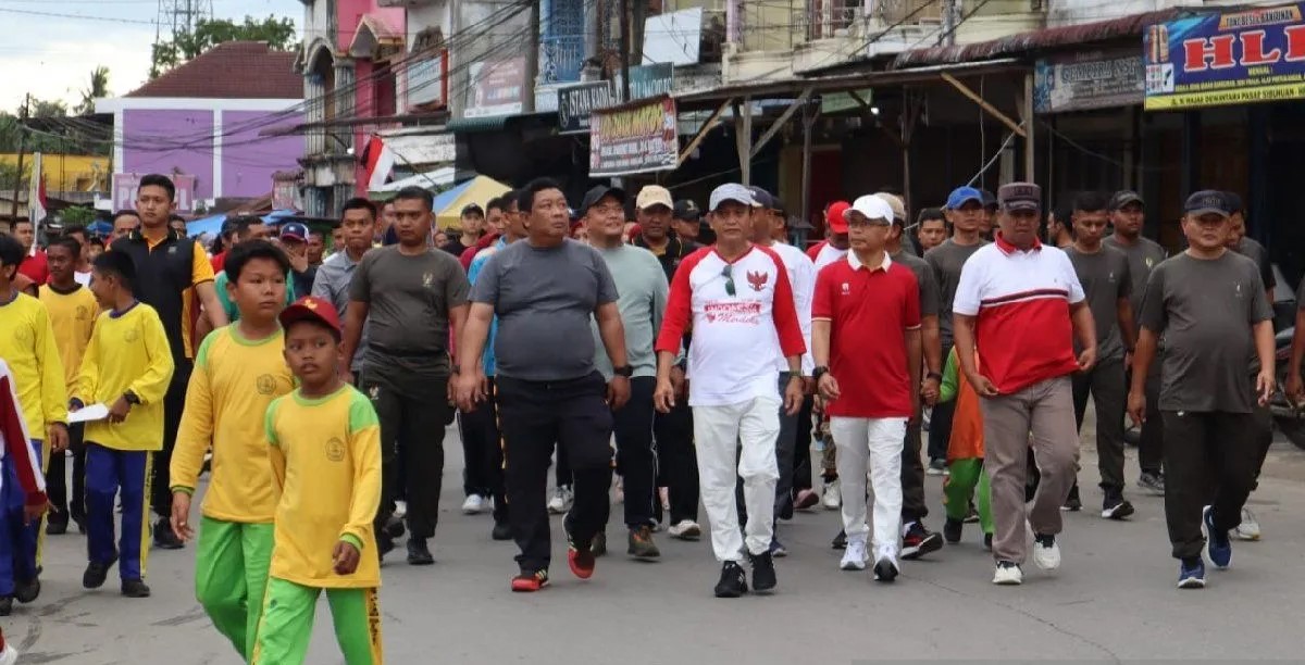Forkopimda Palat saat mengikuti kegiatan jalan santai penyambutan HUT RI ke - 79 di Sibuhuan.
