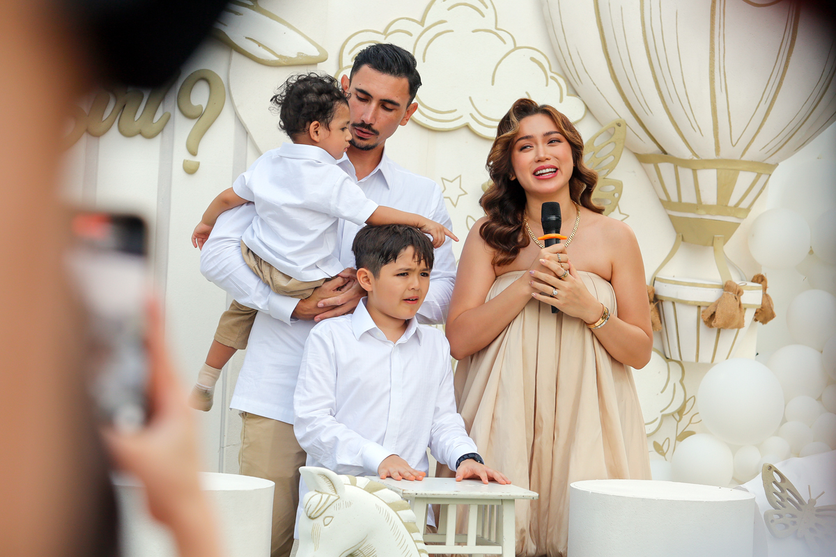 Pasangan suami istri Vincent Verhaag dan Jessica Iskandar bersama kedua anak mereka.