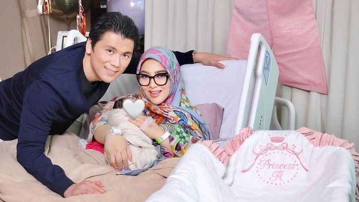 Syahrini dan suami serta anak.
