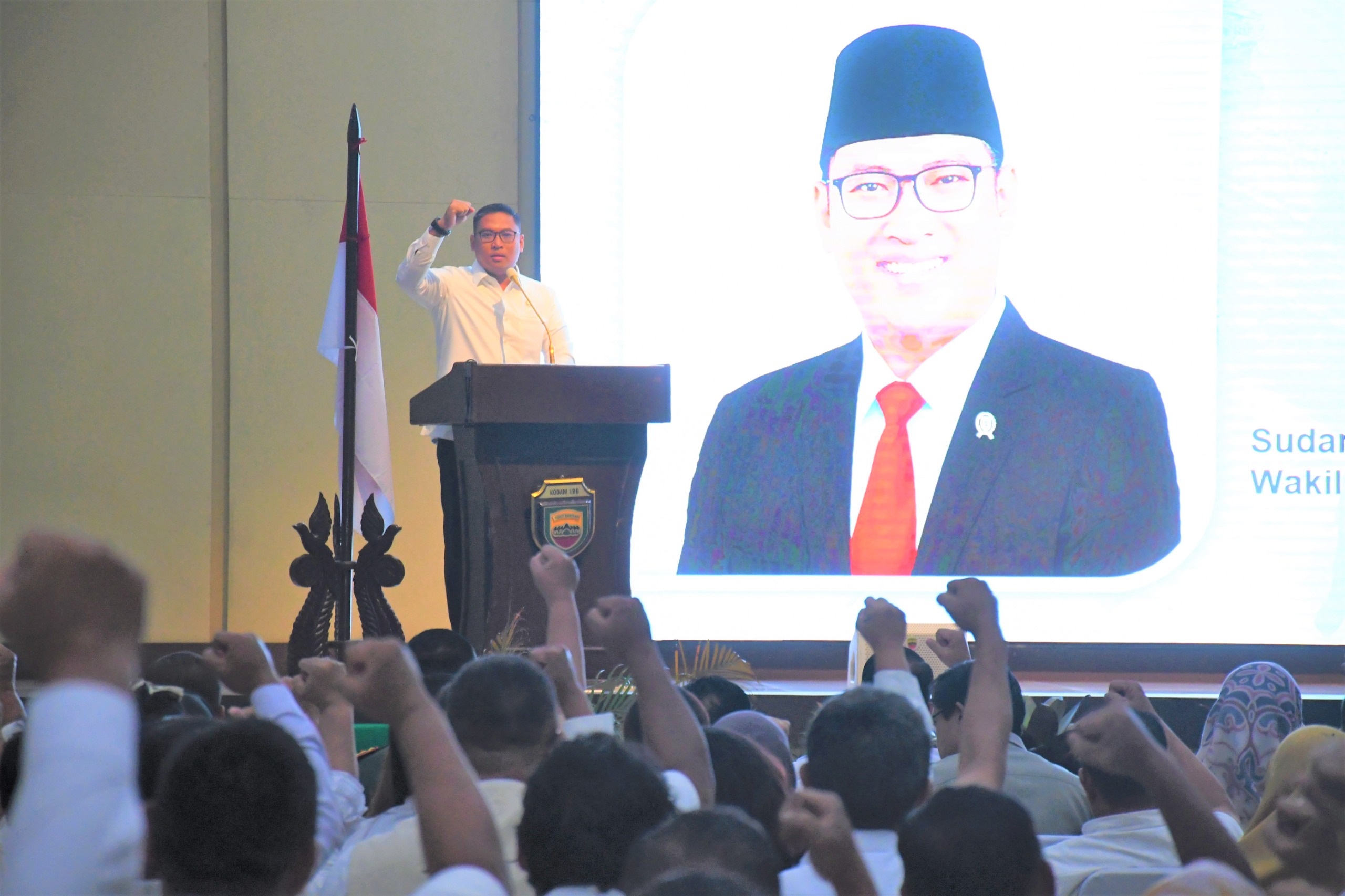 Wamentan Sudaryono memimpin Rakor bersama Dandim, Danrem, Penyuluh Pertanian dan Kepala Dinas Pertanian Kabupaten/Kota se-Sumut, di Balai Prajurit Kodam I/BB Jalan Gatot Subroto Medan, Senin (12/8).&nbsp;