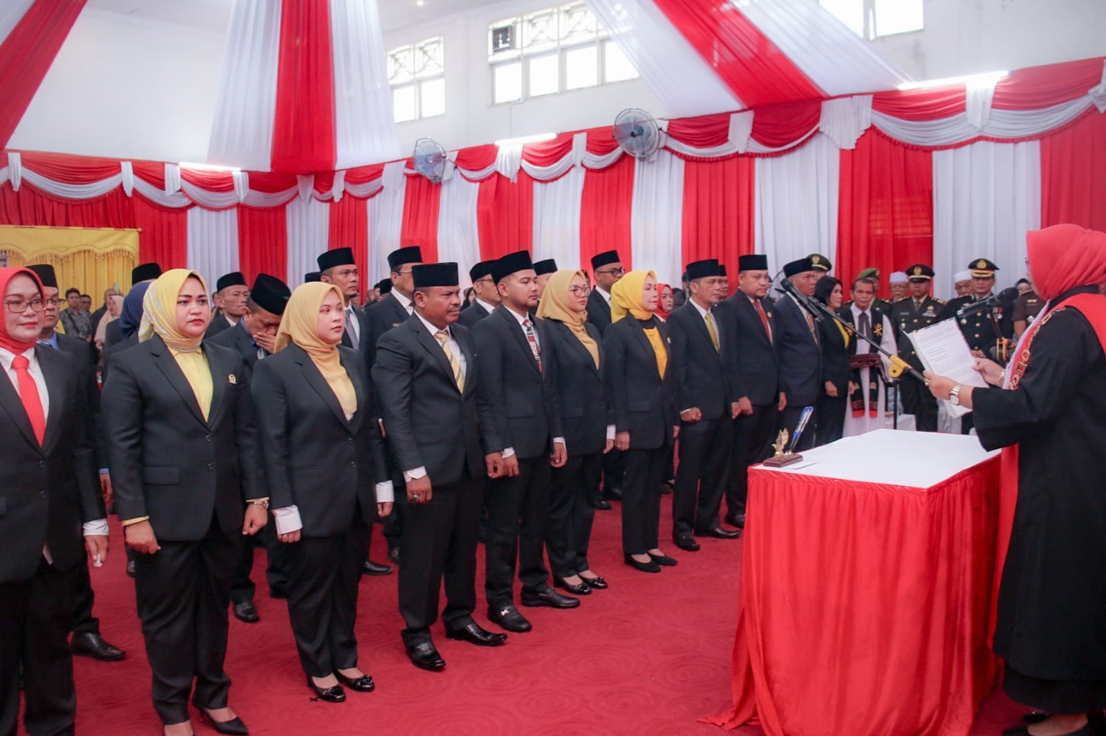 Ketua PN Psp mengambil sumpah terhadap 30 anggota DPRD Kota Psp, Rabu (14/8/2024) di Gedung DPRD Kota Psp.