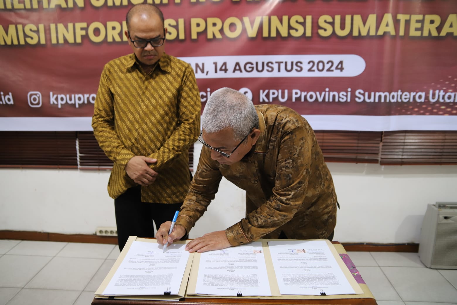 Ketua KPU Sumut, Agus Arifin, menyaksikan Ketua KI Sumut, Abdul Haris Nasution menandatangani MoU soal keterbukaan informasi terkhusus Pilkada serentak 2024.