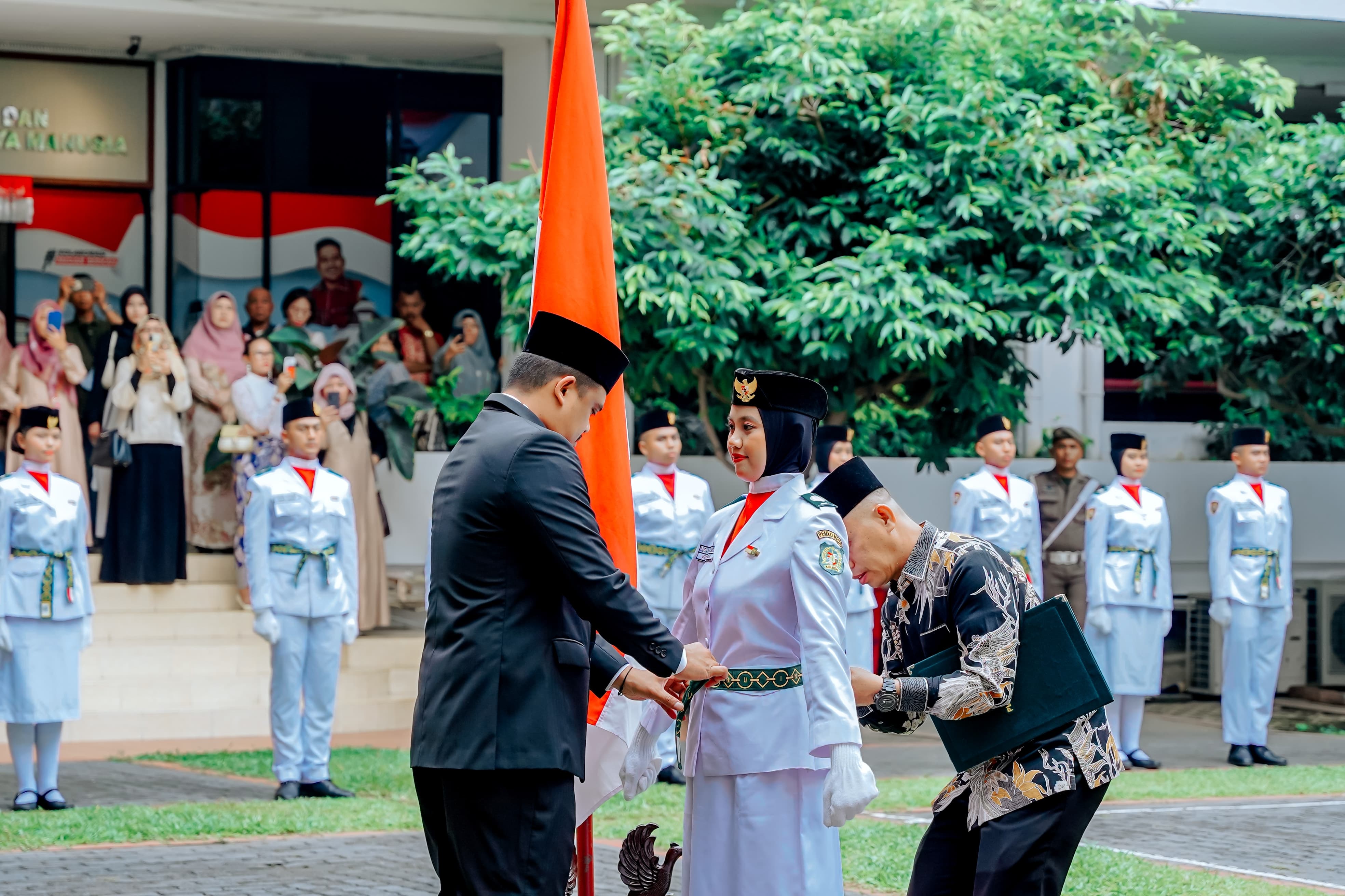 Wali Kota Medan Bobby Nasution mengukuhkan sebanyak 42 anggota Pasukan Pengibar Bendera Pusaka (Paskibraka) Kota Medan tahun 2024 di halaman tengah Balai Kota Medan, Kamis (15/8).
