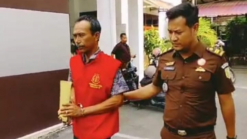 Jaksa penyidik Pidsus Kejari Labuhanbatu menggiring mantan Kades Perkebunan Kanopan Ulu Labura.