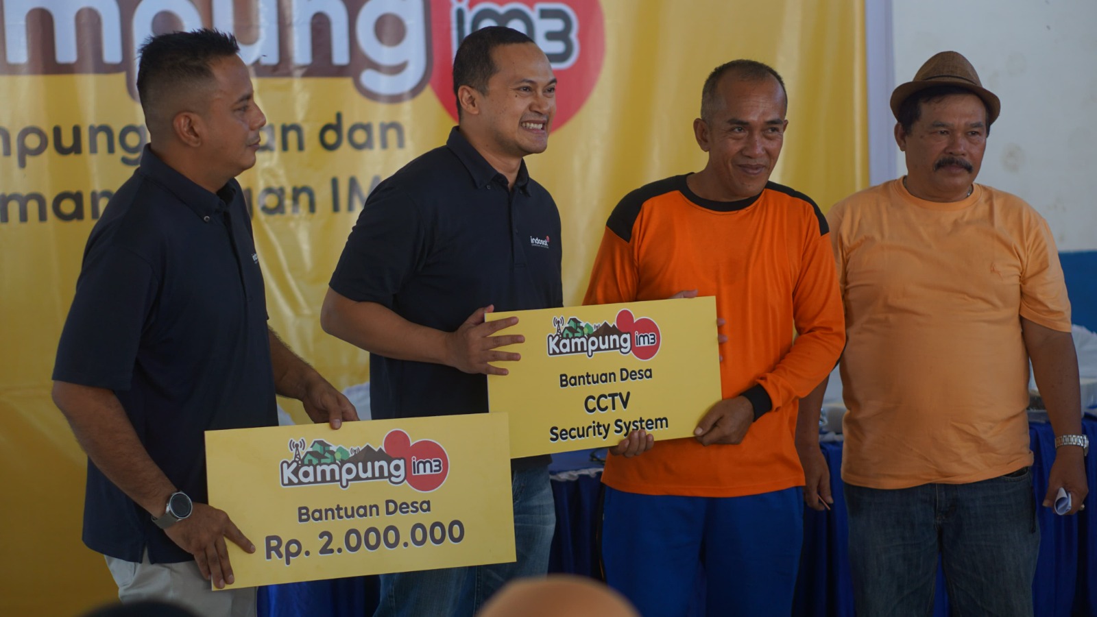 Fahd Yudhanegoro, EVP &ndash; Head of Circle Sumatra Indosat Ooredoo Hutchison, membuka Kampung CCTV di Pancur Batu, Deliserdang.