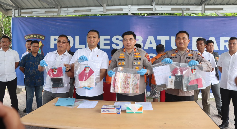Kapolres Batubara AKBP Taufiq Hidayat Thayeb didampingi Wakapolres Kompol Imam Alriyuddin, Kasat Reskrim AKP Dr H Enand Daulay.
