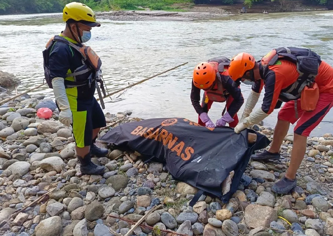 Tim SAR gabungan mengevakuasi jasad pria pendulang emas yang hanyut terseret arus Sungai Lau Renun.