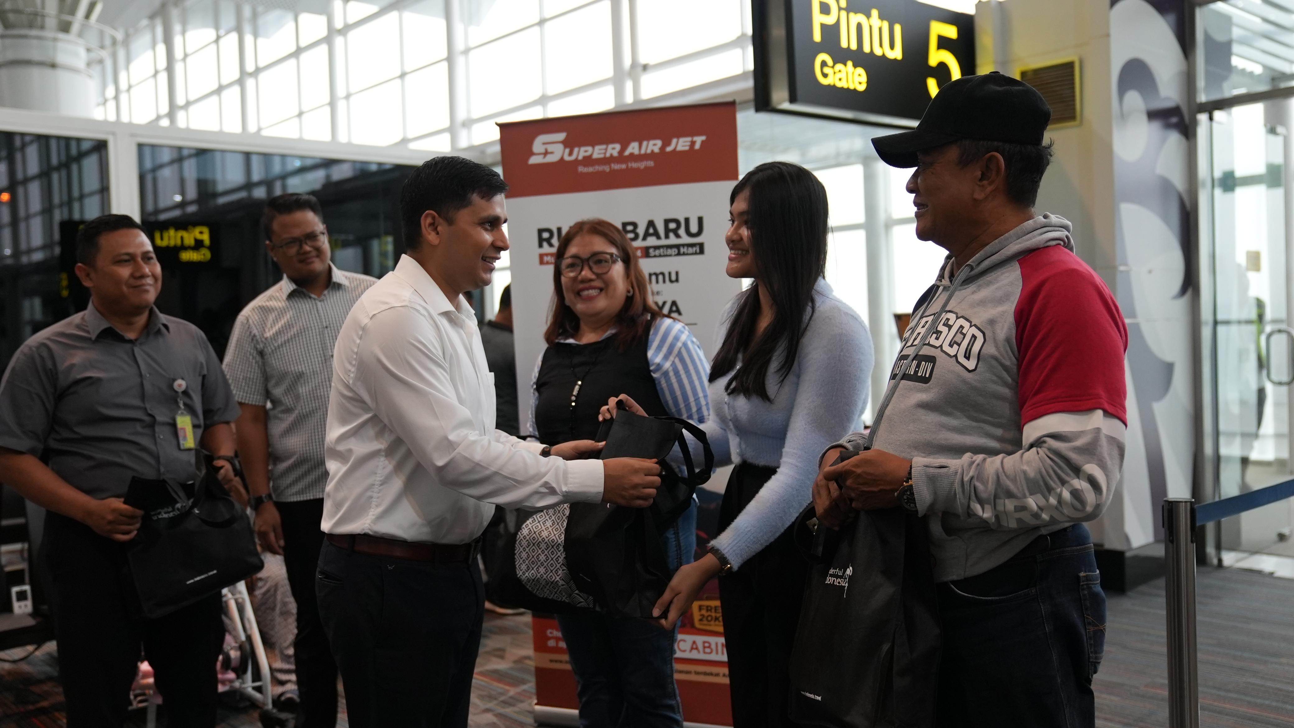 Direktur Utama (Chief Executive Officer) Super Air Jet, Ari Azhari (kemeja putih).