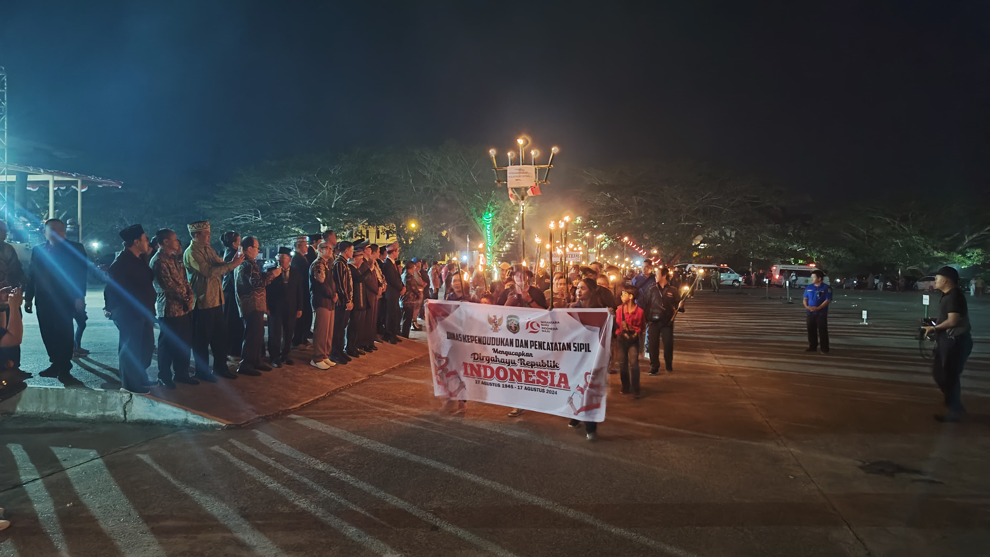 Ribuan peserta pawai obor dilepas Wakil Bupati Kubar, Edyanto Arkan di Alun-alun Perkantoran Bupati, Jumat (16/08/2024). (Metro daily/Jantro Naibaho)